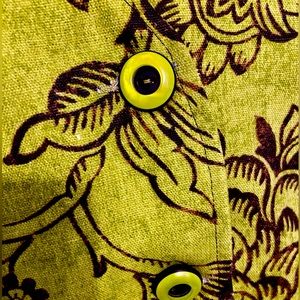 This blazer screams VINTAGE!!